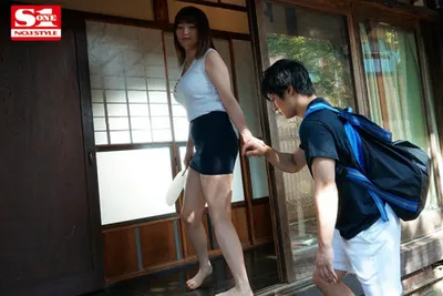 Anh chàng dâm đãng của quý khi nhìn trộm em họ địt trộm với chồng