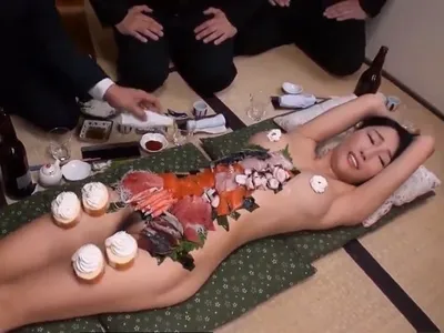 Cô tiền bối dâm và những anh chàng được thưởng thức đồ lạ