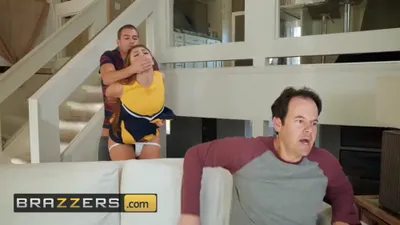 Cô con gái bị em gái mà không hay biết