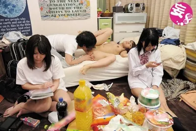 Bất chấp can ngăn của gia đình, những nữ sinh bán thân kiếm tiền