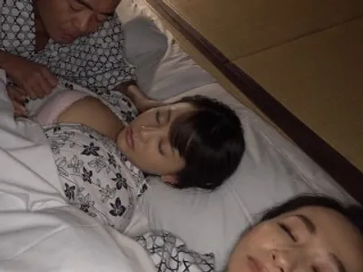 Bố dượng gạ tình nàng nhỏ riêng của vợ