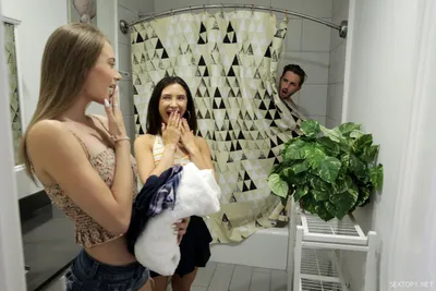 Hai đứa ghệ cùng cha khác má lắm trò