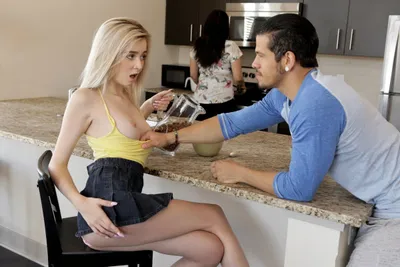 Phang nhỏ em kế dâm ngay sau lưng mẹ