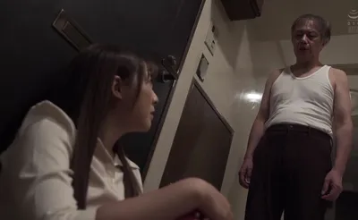 Cãi nhau với người chồng, người vợ được bác hàng xóm tốt bụng an ủi