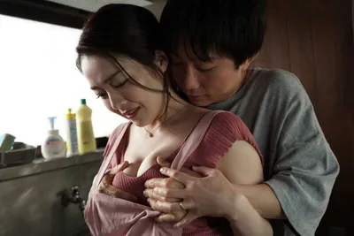 Cậu con trai ở nhà làm tình mẹ kế trong khi bố đã đi công tác xa