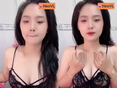 Em ghệ răng khểnh khoe cò tròn trắng