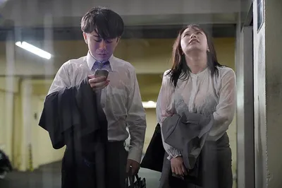 Kẹt lại nhà trọ với sếp nữ sau một cơn mưa ướt đẫm