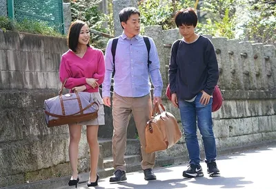 Cậu con trai trả bài mẹ kế trẻ trong một chuyến đi nghỉ dưỡng gia đình