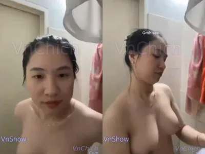 Gái vú bự, vừa call với em gái vừa tắm