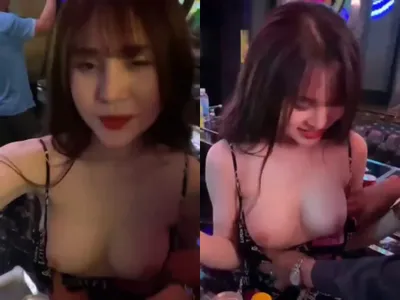 Liếm vú gái xinh trong karaoke