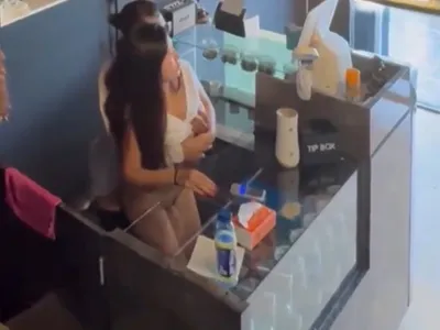 đang cưỡi ngựa ở quầy tính tiền thì khách tới phải rút ra vội