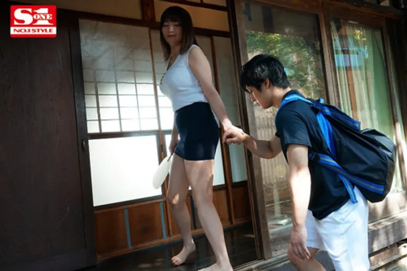 Anh chàng dâm đãng của quý khi nhìn trộm em họ địt trộm với chồng