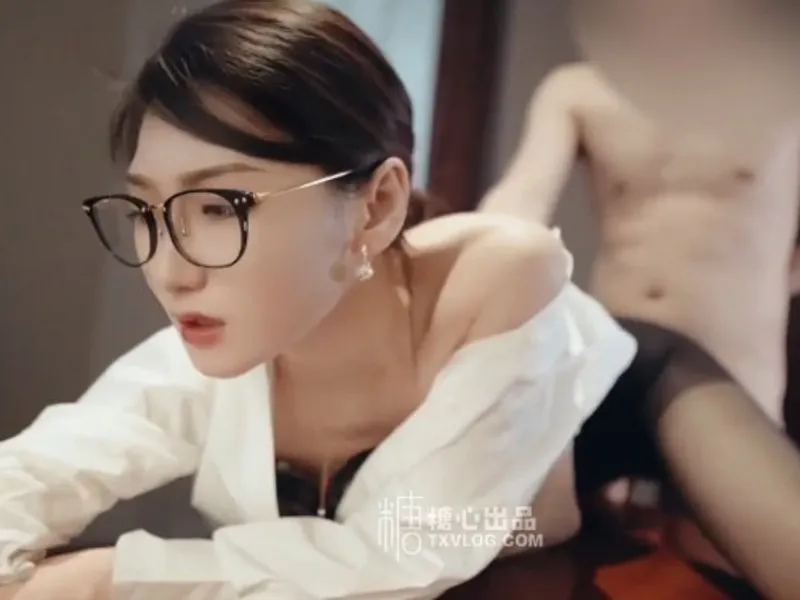 Vào phòng riêng được sếp nữ dam dang bú buồi cho