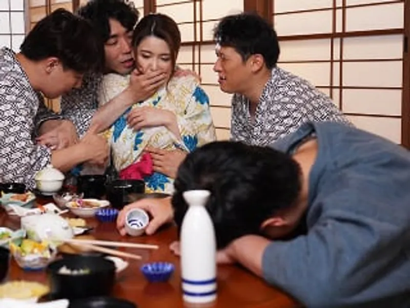 đưa cô vợ đi suối nước nóng, người chồng không biết vợ yêu bị người khác quan hệ sấp mặt