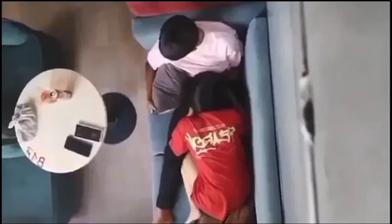 Quay lén người tình liếm mút cho em ghệ nơi công cộng