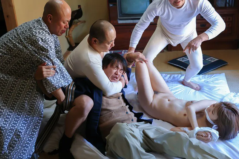 Người chồng nhìn vợ bị những tên tù vượt ngục cưỡng hiếp