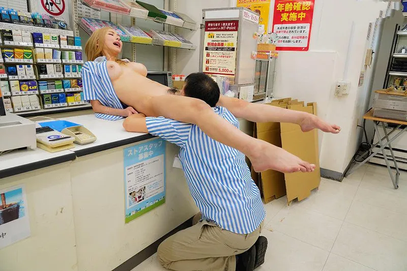 Anh tiền bối tống tình bé gái ngổ ngáo của chủ cửa hàng tiện lợi