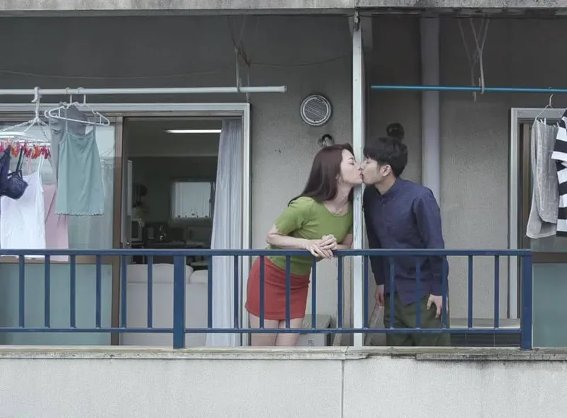 Tiếng rên của chị cạnh bên nhà sát bên và cậu thanh niên được lái máy bay