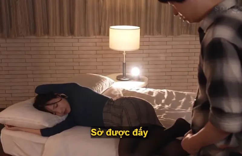 Một đêm mất ngủ với nữ phát thanh viên sáng giá khi ở cùng phòng khách sạn